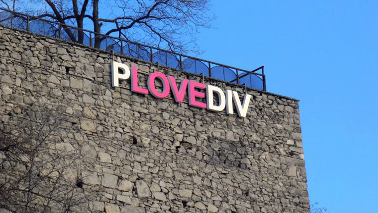 Възстановяват надписа pLOVEdiv на стената над Античния театър