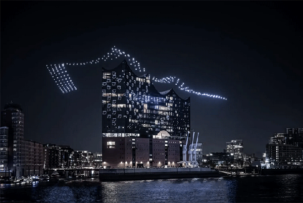 Breaking Waves - светлинен спектакъл с 300 дрона около Elbphilharmonie Hamburg
