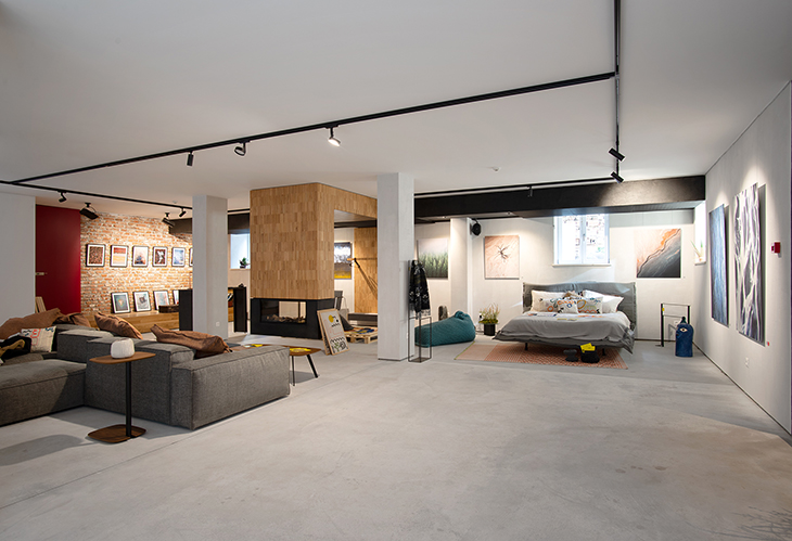 Концептуалното пространство ДОМ – галерия с елементи на модерен апартамент