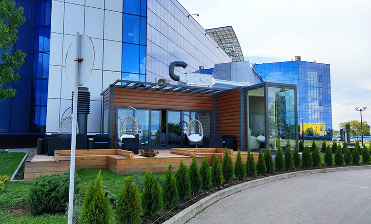Зона за почивка към сградата на „Ръководство на въздушното движение“