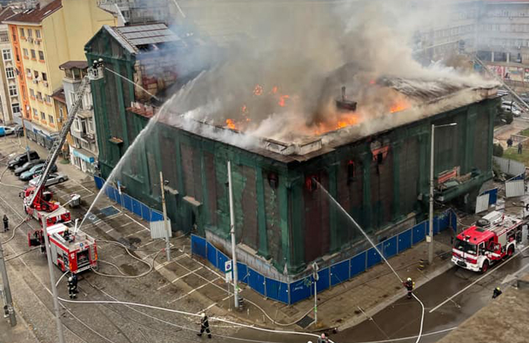 Пожарът в бившето кино „Възраждане“ възниква седмица след отказ за събаряне на сградата